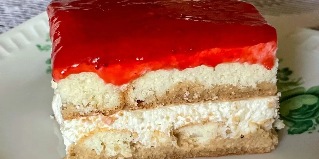 Pyszne, mega szybkie ciasto bez pieczenia z warstwami biszkoptu, kremu i truskawkową galaretką. Idealne na deser!