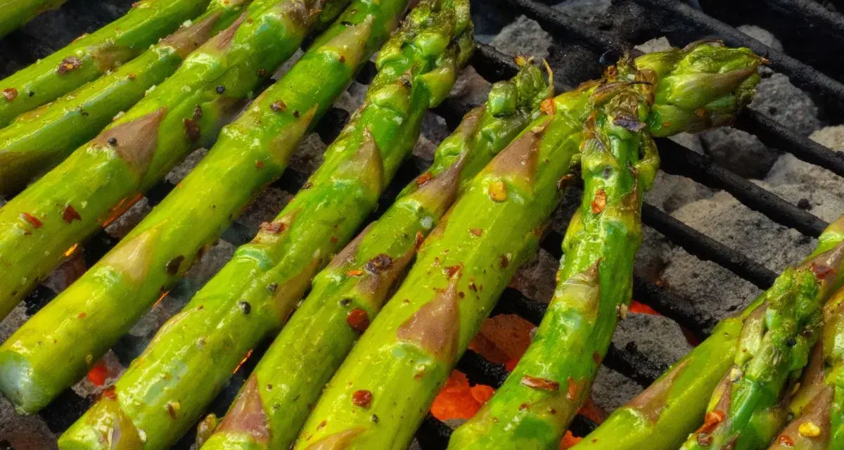 Zielone szparagi z grilla, przyprawione i lekko przypieczone, kuszą aromatem.