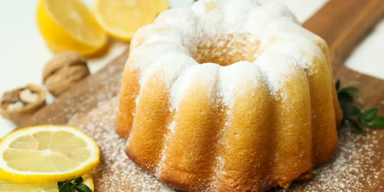Puszysta babka cytrynowa posypana cukrem pudrem, idealna na niedzielne popołudnie. Ten przepis na babkę cytrynową jest prosty i szybki.