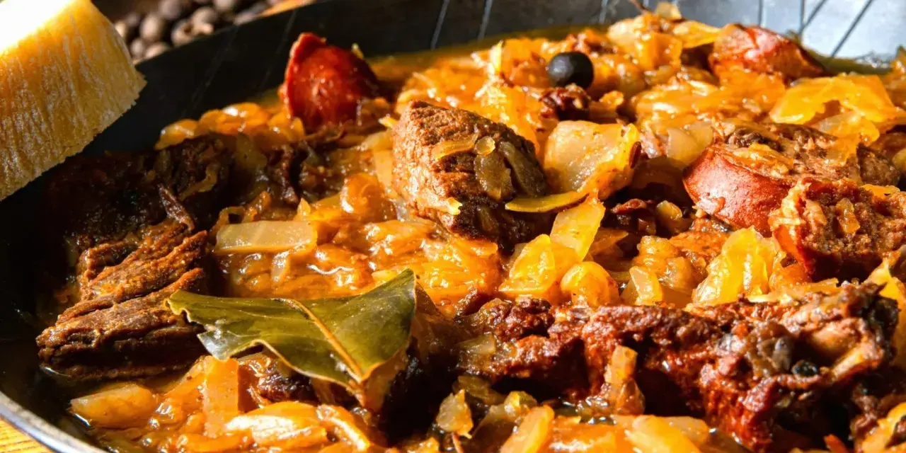Pyszny bigos, idealny przepis na polskie danie. Mięso, kapusta i przyprawy tworzą bogactwo smaku.