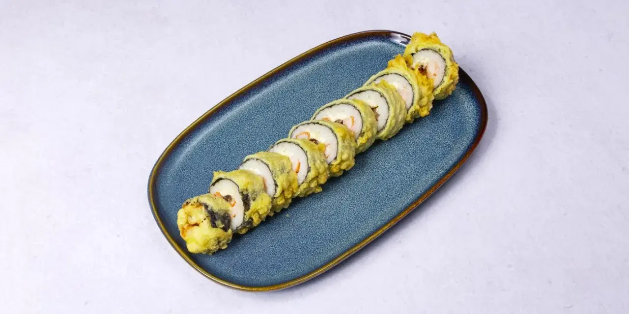 Chrupiące rolki sushi z krewetkami w cieście tempura, idealne na szybki obiad. Prosty tempura przepis.