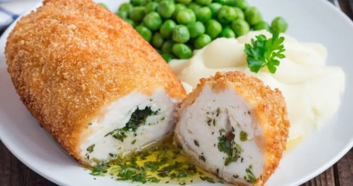 Idealne niedzielny obiad dla gości przepisy: panierowany kotlet z kurczaka z zielonym farszem, puree ziemniaczane i groszek.