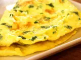 Złocisty omlet z ziołami, idealny na śniadanie keto. Puszysty i aromatyczny, gotowy do podania.