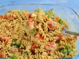 Szybka kolacja: makaron fusilli z pomidorkami, fetą i bazylią w kremowym sosie. Idealne danie na każdy dzień.