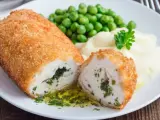 Idealne niedzielny obiad dla gości przepisy: panierowany kotlet z kurczaka z zielonym farszem, puree ziemniaczane i groszek.