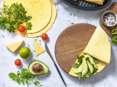 Składniki do keto tortilli: awokado, pomidorki, ser, limonka, rukola i przyprawy. Idealny keto tortilla przepis.