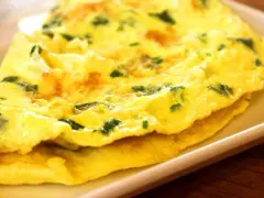 Złocisty omlet z ziołami, idealny na śniadanie keto. Puszysty i aromatyczny, gotowy do podania.