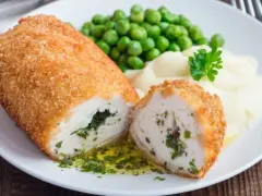 Idealne niedzielny obiad dla gości przepisy: panierowany kotlet z kurczaka z zielonym farszem, puree ziemniaczane i groszek.