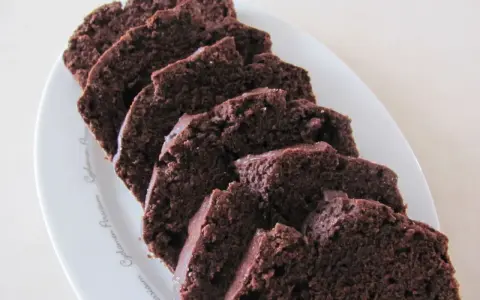 Wilgotna babka czekoladowa, idealna na deser. Ten przepis na babkę czekoladową jest prosty i szybki.