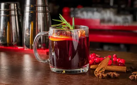 Grzane wino, czyli herbata z alkoholem, podana z pomarańczą, cynamonem i rozmarynem.