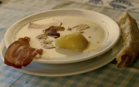 Najprostsza zupa chrzanowa z ziemniakiem i kawałkami wędzonki. Obok kromka chleba.
