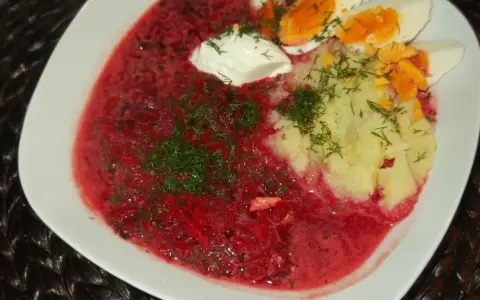 Zupa z botwiny z ziemniakami osobno, podana z jajkiem i koperkiem. Pyszne danie na chłodne dni.