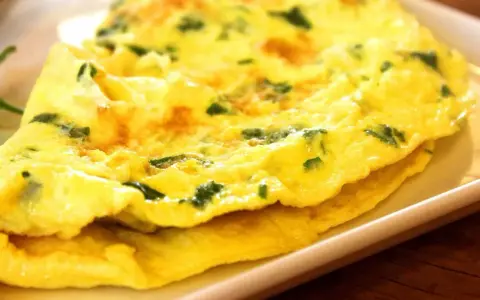 Złocisty omlet z ziołami, idealny na śniadanie keto. Puszysty i aromatyczny, gotowy do podania.
