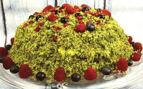 Wyjątkowe ciasto leśny mech na dużą blachę z serkiem mascarpone, ozdobione malinami, borówkami i granatem.