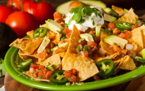Nachos z serem, awokado, pomidorami i jalapeño. Idealna przyprawa meksykańska na imprezę.
