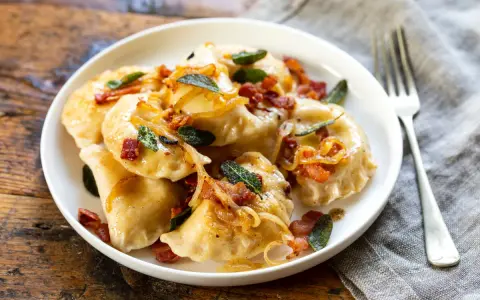 Pyszne pierogi z boczkiem i cebulką. Wiesz, ile gotować pierogi, by były idealne?