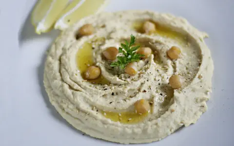Pyszny, kremowy hummus co to? To pasta z ciecierzycy, oliwa, sezam i cytryna. Idealna przekąska!