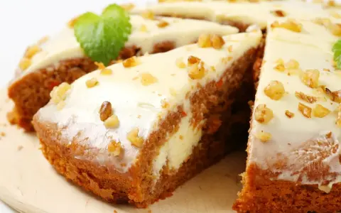 Pyszne ciasto dla odchudzających się z kremem i orzechami, ozdobione listkiem mięty. Idealne na dietę!