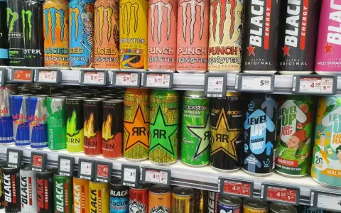 Napoje energetyczne szkodliwe: Dlaczego zakazano ich sprzedaży młodzieży?