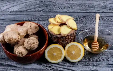 Imbir na noc: Jak przyspieszyć metabolizm i schudnąć? Poznaj przepis