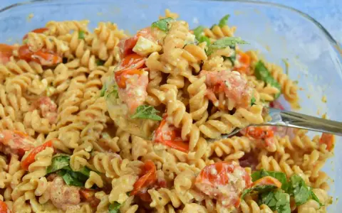 Szybka kolacja: makaron fusilli z pomidorkami, fetą i bazylią w kremowym sosie. Idealne danie na każdy dzień.