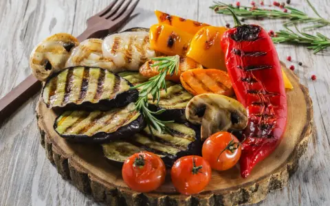 Pyszne warzywa z grilla: bakłażan, papryka, pieczarki, pomidorki i marchewka. Idealne co na grilla!