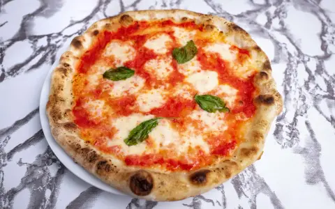 Klasyczna pizza Margherita, idealna na każdy dzień. Poznaj autentyczny pizza włoska przepis i poczuj smak Neapolu!
