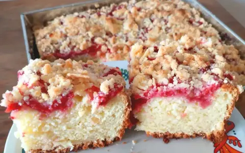 Pyszna babka w keksówce z kruszonką i owocami. Idealna na deser lub podwieczorek.