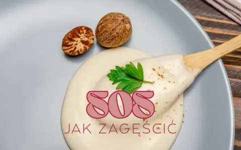 Gęsty sos śmietanowy na talerzu, z gałką muszkatołową i natką pietruszki. Tekst: SOS JAK ZAGĘŚCIĆ.