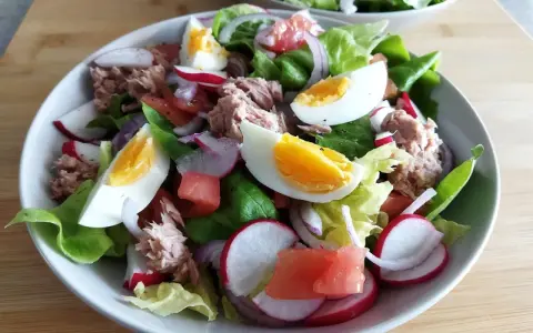 Prosta sałatka z tuńczykiem i jajkiem, z pomidorem, rzodkiewką i czerwoną cebulą.