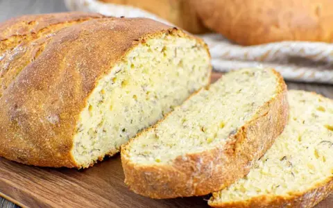 Pyszny, domowy chleb bez glutenu z chrupiącą skórką i miękkim wnętrzem, idealny na kanapki.