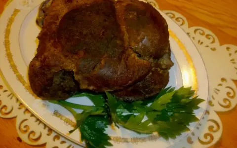 Apetyczna dziczyzna, pieczona do perfekcji, podana na eleganckim talerzu z gałązką natki pietruszki.