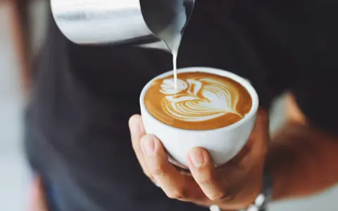 Biała kawa: Co to jest? Flat white, latte, cappuccino różnice i przepis