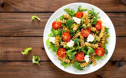 Kolorowa sałatka z makaronem fusilli, pomidorkami, brokułami i fetą. Idealna na lekki obiad, to najlepsza sałatka z makaronem.
