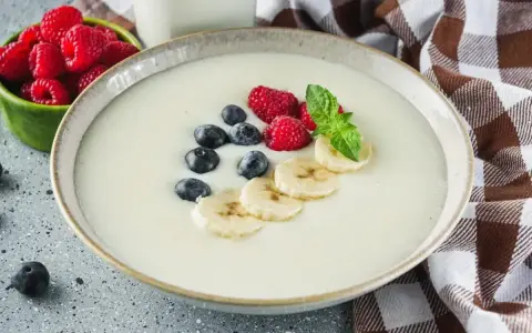 Pyszny grysik na mleku z malinami, borówkami i bananem. Idealne śniadanie dla każdego.