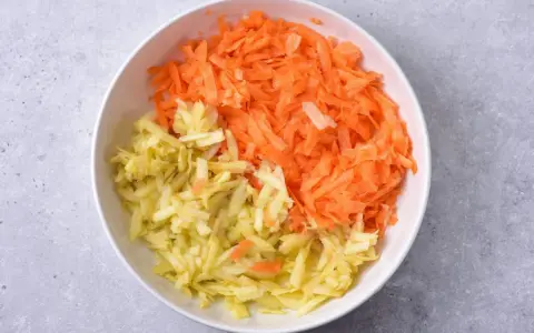 Start your healthy meal with this vibrant surówka z marchewki z majonezem. Świeżo starta marchewka i jabłko czekają na dodatek majonezu.