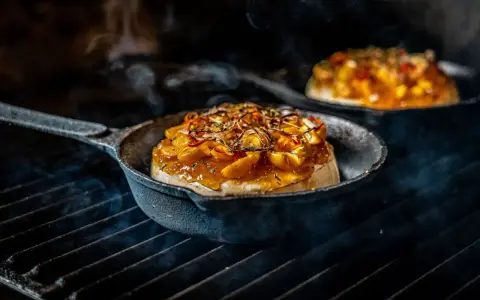 Pyszny camembert z grilla, zapieczony z pomidorkami i ziołami, w dymie z rusztu.