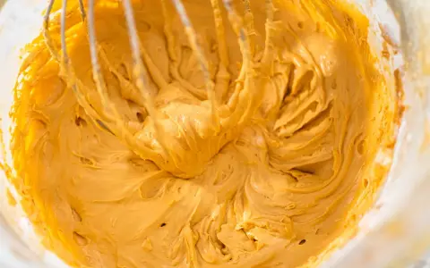Gładki, puszysty krem z masy kajmakowej i mascarpone, właśnie ubijany mikserem. Idealny do tortu!