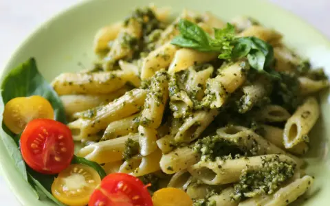 Penne z pesto i pomidorkami koktajlowymi. Pyszny obiad bez mięsa, idealny na szybki posiłek.