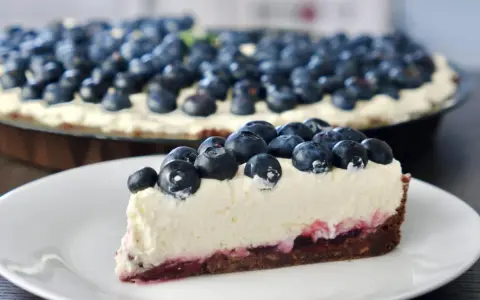 Pyszne ciasto z serkiem mascarpone pieczone, obficie udekorowane świeżymi borówkami. Idealne na deser.