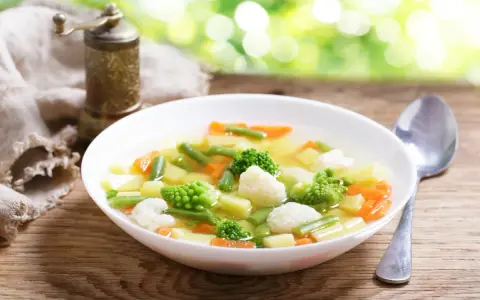 Aromaticzna, tradycyjna zupa jarzynowa z brokułami, kalafiorem, fasolką szparagową i marchewką.