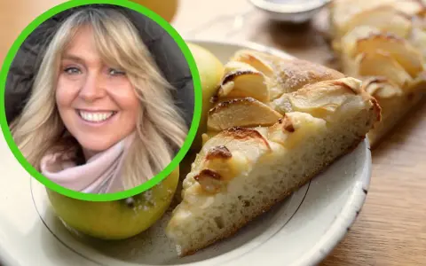 Uśmiechnięta blondynka prezentuje najprostsze ciasto drożdżowe bez wyrabiania z jabłkami.