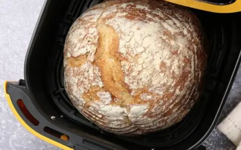Chleb z airfryer, świeżo upieczony, z chrupiącą skórką i puszystym wnętrzem, gotowy do podania.