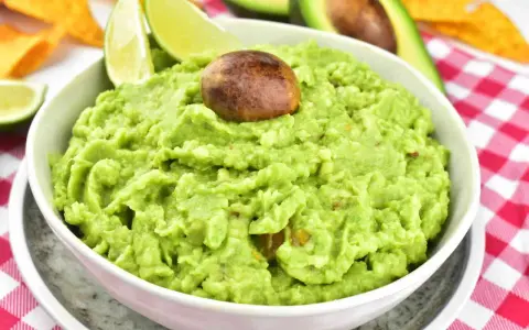 Pyszny, domowy przepis na guacamole z awokado, limonką i pestką. Idealny na imprezę!
