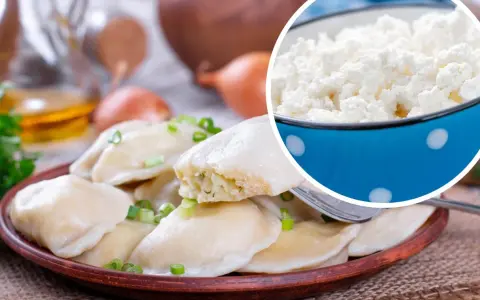 Pyszne pierogi z serem białym, posypane szczypiorkiem, obok miseczka świeżego, białego sera.