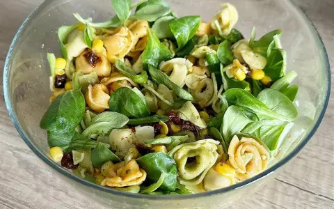 Pyszna, kolorowa sałatka z tortellini, kukurydzą i suszonymi pomidorami. Idealna na letnie dni, to najlepsza sałatka z tortellini!