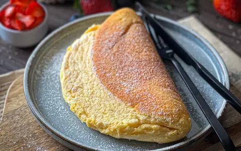 Puszysty omlet, idealny na śniadanie. Ten przepis na puszysty omlet zachwyci każdego. Podany z cukrem pudrem i truskawkami.