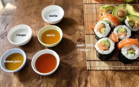Zastanawiasz się, czym zastąpić ocet ryżowy? Na stole widzisz miseczki z octem, mirinem, sokiem z cytryny i sosami, a obok sushi.