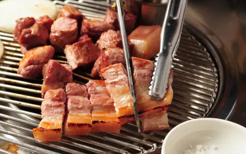 Kawałki boczku, idealne do grillowania, nabierają apetycznego koloru. Marynata do boczku na grilla sprawi, że będą soczyste i aromatyczne.