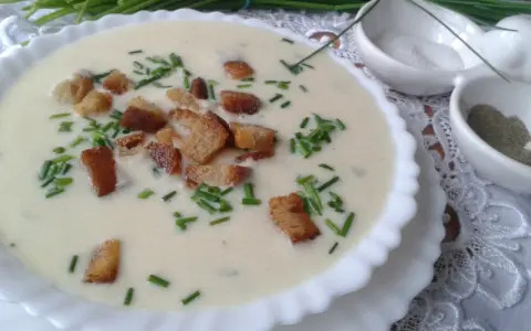 Kremowa, najlepsza zupa porowa z grzankami i szczypiorkiem. Idealna na chłodne dni.